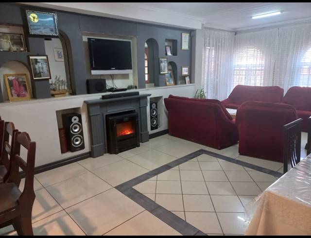 4 BEDROOM HOUSE FOR SALE IN WOODLANDS